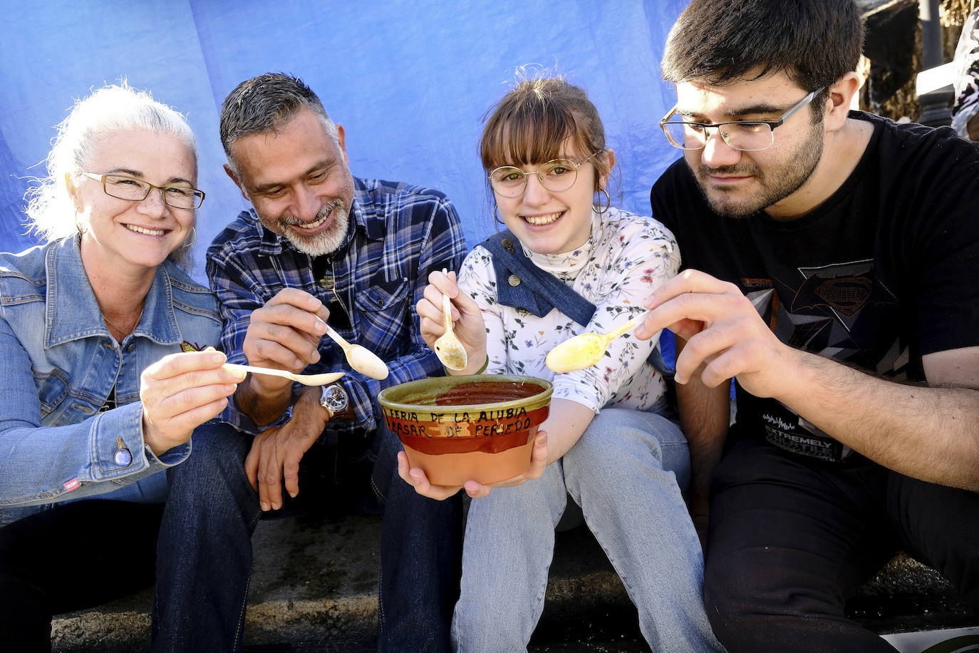 Una familia disfruta del cocido al mediodía. 