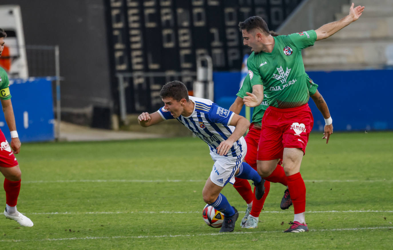 Alberto Gómez recibe una falta.