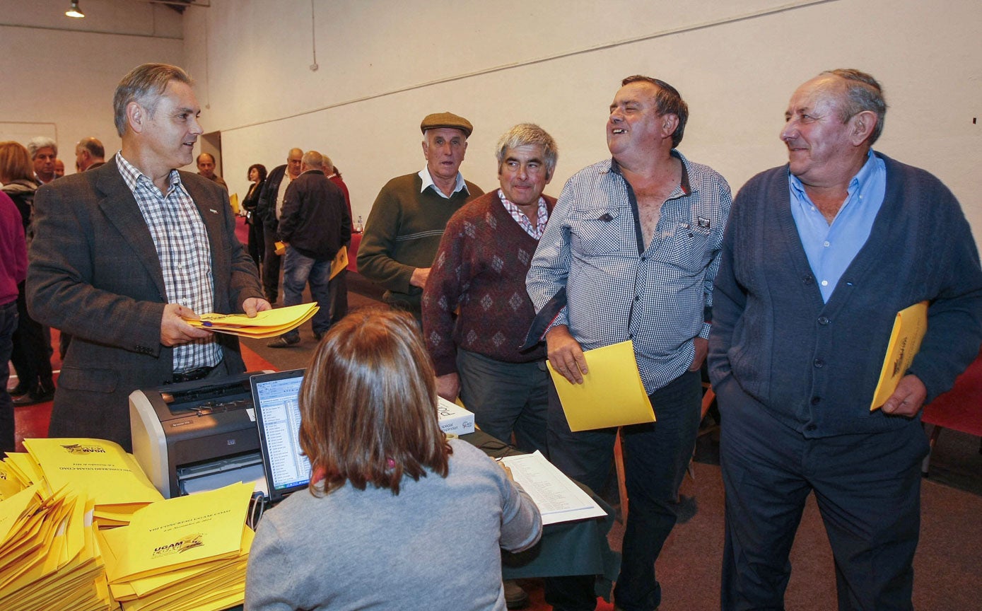 Varios ganaderos felicitan al sindicalista tras resultar reelegido como líder de UGAM-COAG.