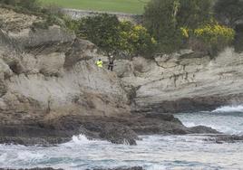 Dos pescadores, este domingo, en el entorno de Los Molinucos, en El Sardinero, zona en la que fue localizado el hombre.