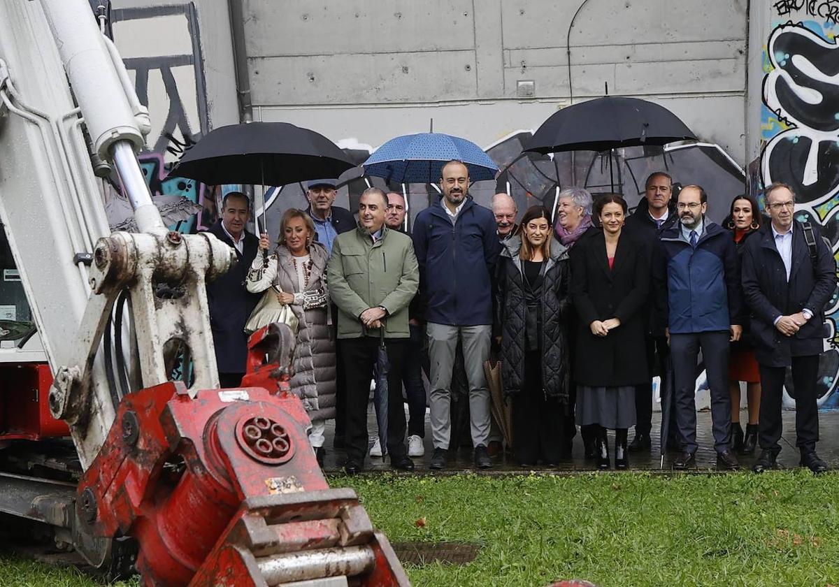 Las autoridades asisten al inicio de las obras de soterramiento de las vías del tren en Torrelavega.