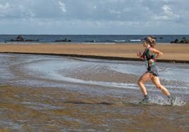 Parte del recorrido del Brusco Trail es por las playas de Noja.