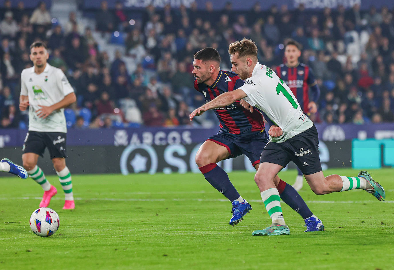 Peque se bate en duelo con un jugador del Levante para llegar al balón. 