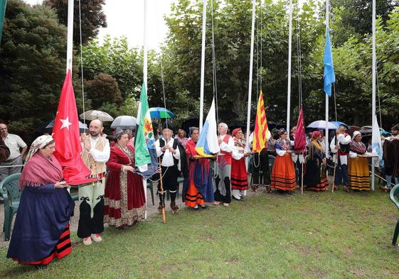 Izado de las banderas durante la celebración del último Día de Cantabria en Cabezón de la Sal.