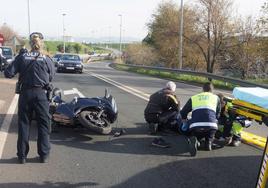 Agentes de la Policía Local y del 061 intervienen en un accidente de moto en la S-10.