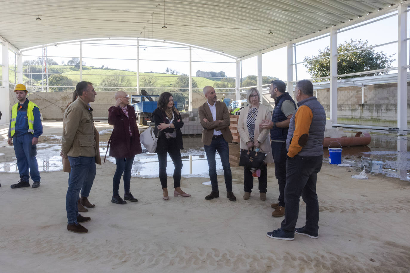 El consejero Silva, en el centro, en compañía del alcalde, Joaquín Arco, y miembros de la Corporación y del CEIP Trasmiera, en el polideportivo que se está construyendo para el colegio junto al que se plantea el instituto.