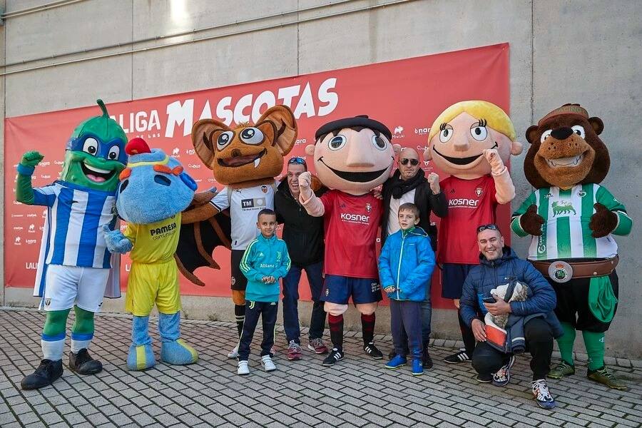 Una familia entre las mascotas SuperPepino, del C.D. Leganés; Groguet, del Villarreal; Amunt, del Valencia; Rojillo y Rojilla, del Osasuna; y el Oso Cacho, del Racing.