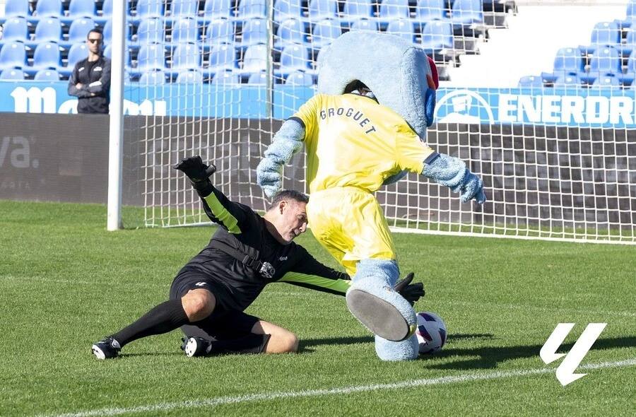 Groguet, la mascota del Villarreal durante una jugada. Su diseño representa a un submarino, apelativo cariñoso con el que se conoce al club.