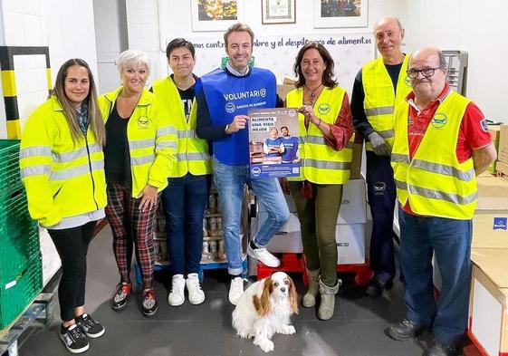 El comunicador Jesús Mazon y la presidenta del Banco de Alimentos en Cantabria, Gema Díaz Domínguez, flanqueados por los voluntarios María Calvo, Mar Cantero, Adrián Castillo, Roberto Mier y José Antonio Fernández. Abajo, Rita, la cavalier de Mazón.