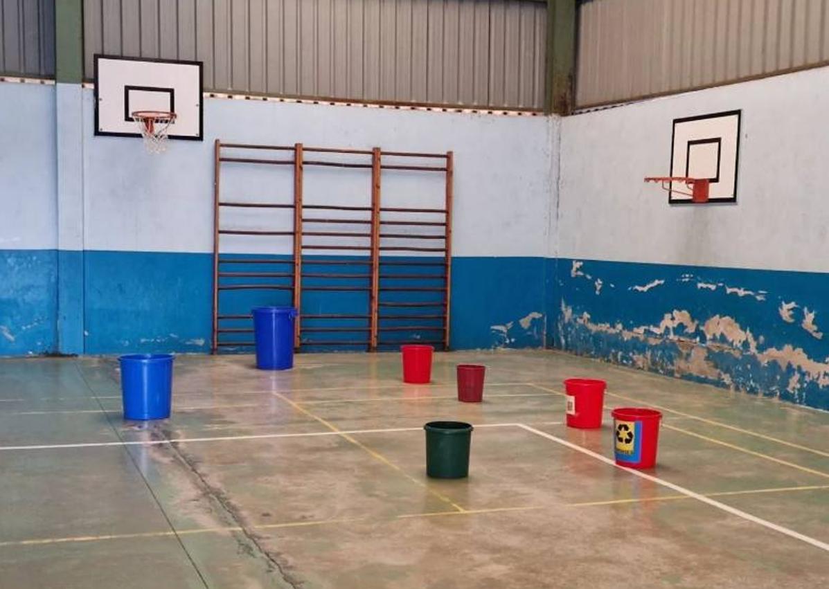 Imagen secundaria 1 - Los alumnos del Marqués de Estella se movilizan para arreglar su polideportivo