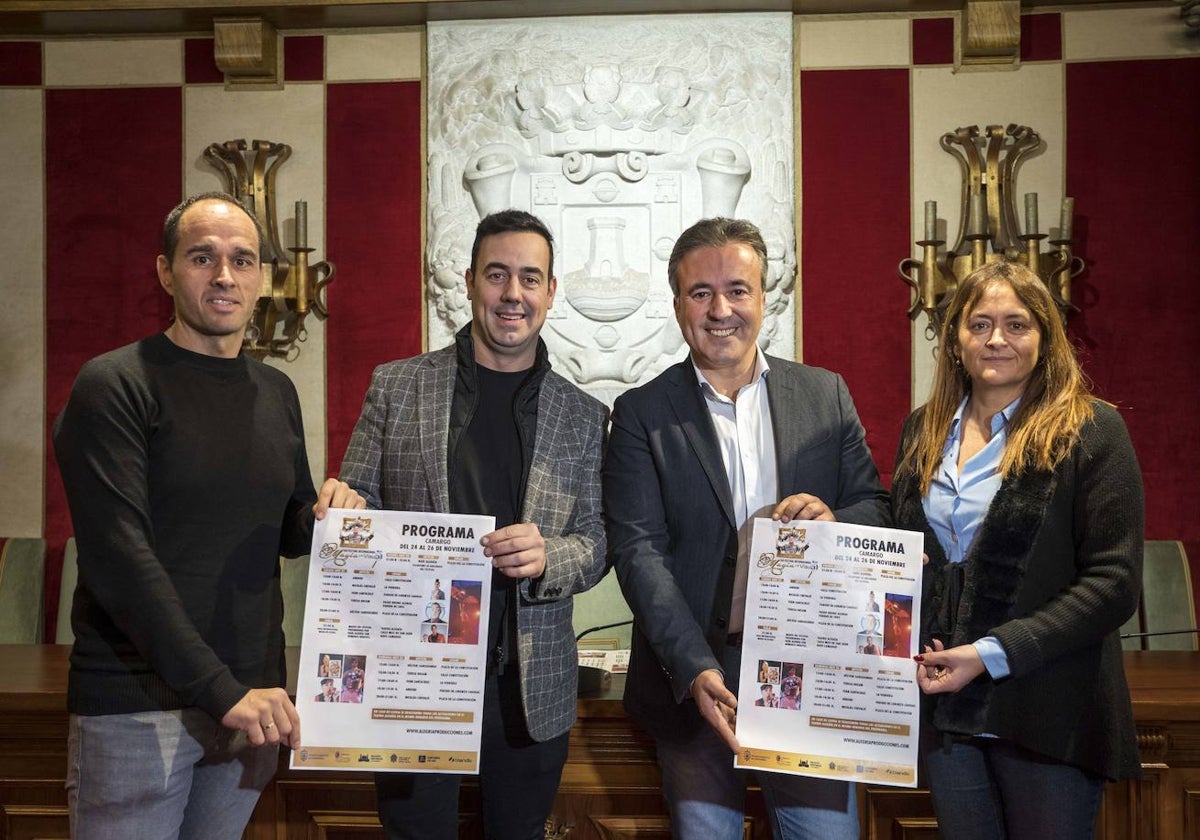 El mago cántabro Raúl Alegría (segundo por la izquierda), junto al alcalde de Camargo, Diego Movellán, durante la presentación del programa.