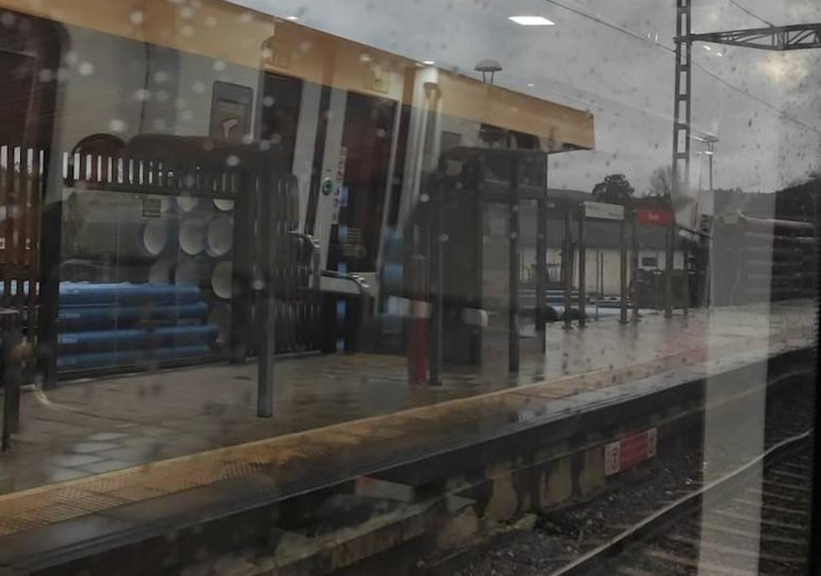 Estación de Renedo de Piélagos donde el tren que salió a las 07.00 horas de Reinosa se quedó parado.