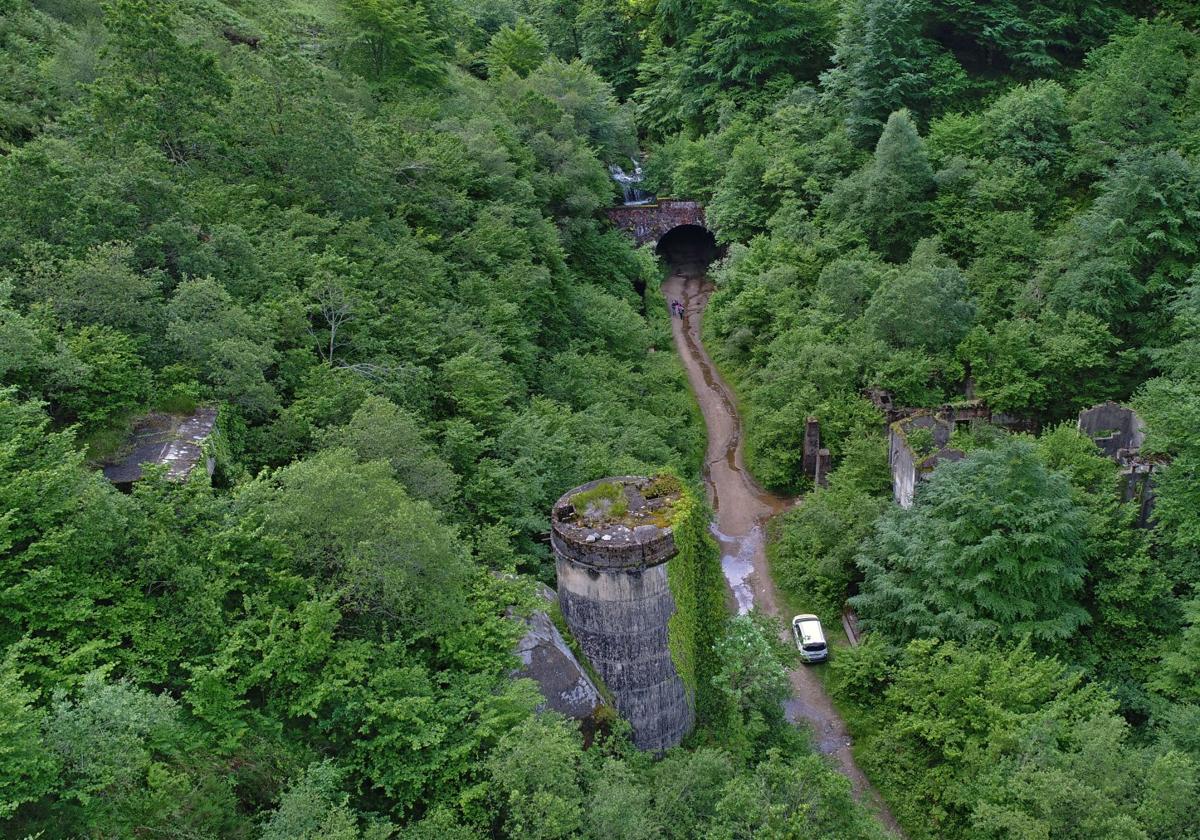 Fotografía aérea de la boca norte del túnel de La Engaña, cuyo entorno será rehabilitado.