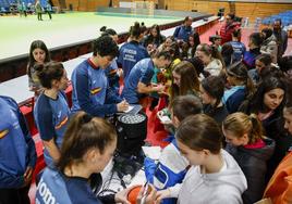 Una vez acabado el entrenamiento, las Guerreras dedicaron varios minutos a los que se acercaron al Palacio.