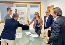 Fernández, junto a los responsables de la Cámara de Comercio de Torrelavega, durante la reunión de trabajo que han mantenido.