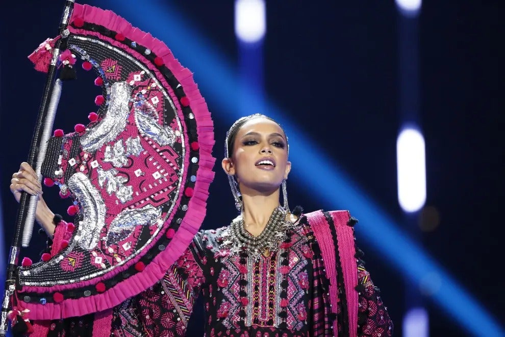 Miss Pakistán, Erica Robin, desfila con un traje inspirado en la cultura de su país.