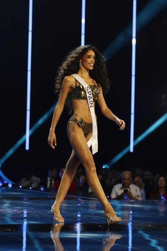 La española durante el desfile en traje de baño. De padre murciano y madre de Guinea Ecuatorial, la modelo Athenea Pérez lució un bikini de color bronce,