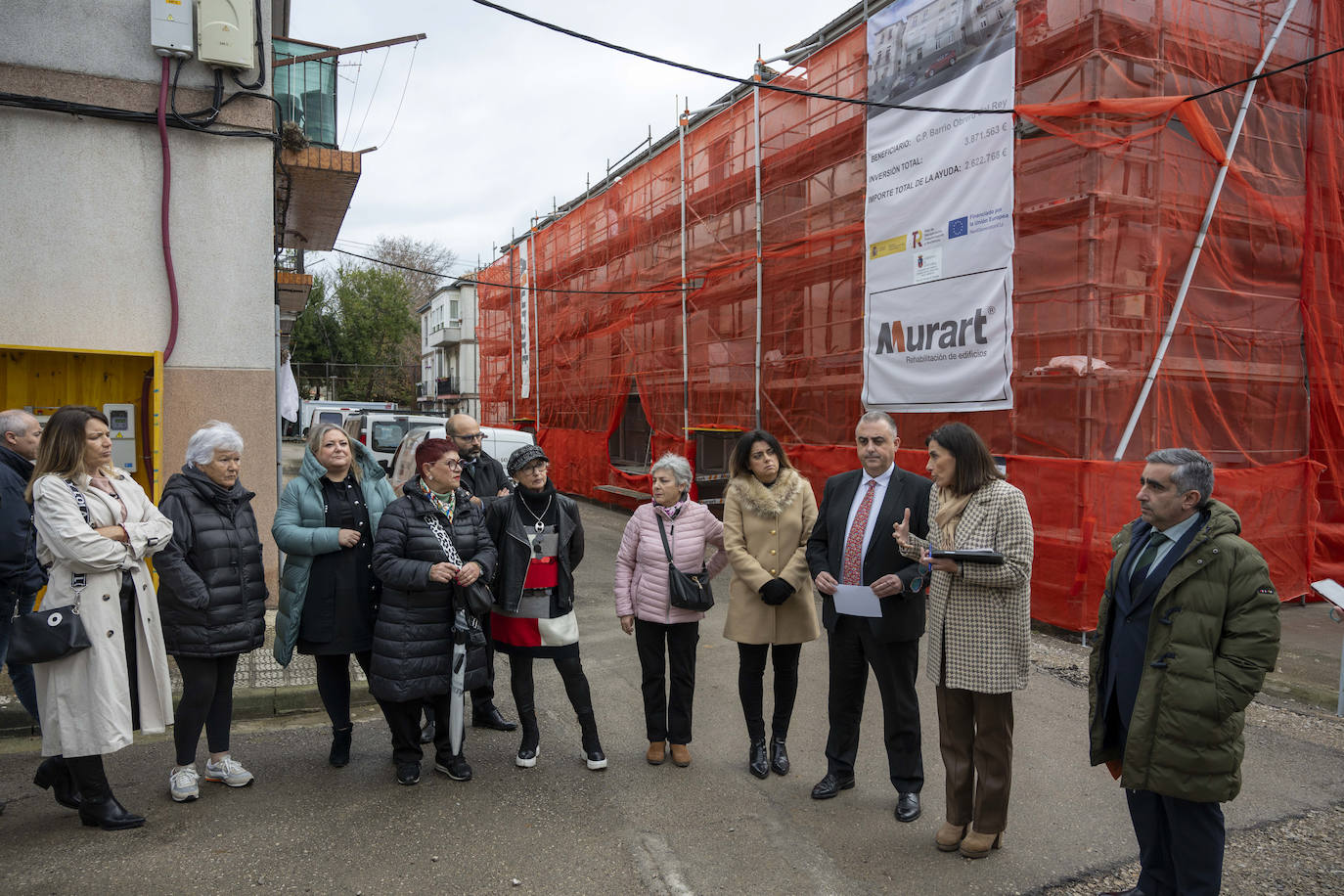 La alcaldesa de Santander, Gema Igual, y el consejero de Fomento, Roberto Media, hablan con los vecinos del barrio para explicarles la intervención. 