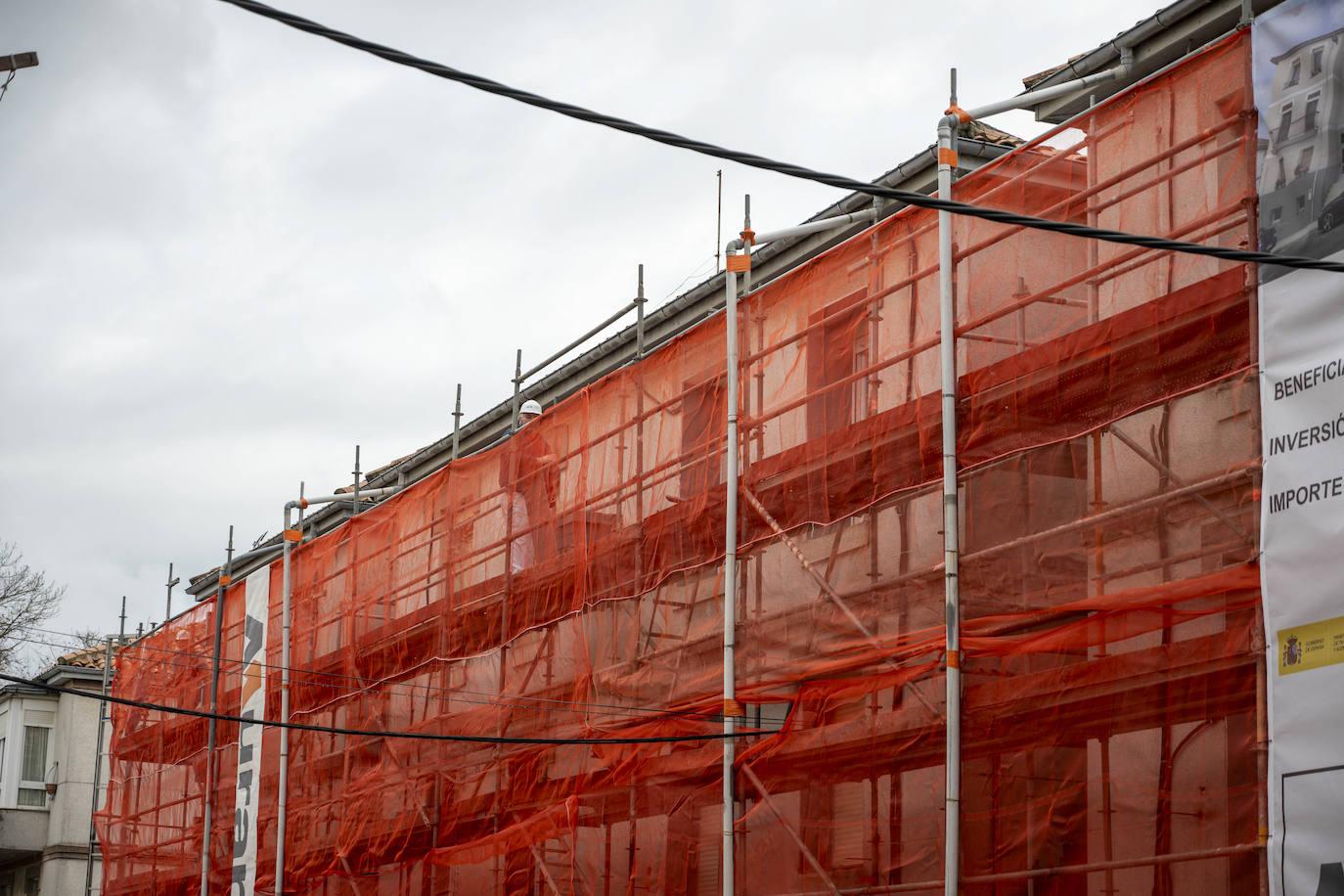 Las fachadas de los edificios serán renovadas. La empresa encargada, Murart, ha comenzado con uno de los edificios que servirá de ejemplo para el resto.