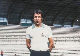 Santi Gutiérrez Calle posa sobre el césped de los antiguos Campos de Sport, con la grada de hormigón, entonces recién construida, al fondo.