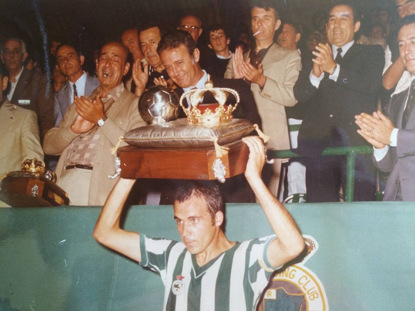 Imagen secundaria 1 - En la imagen superior, a la izquierda, como segundo entrenador en la temporada 78-79 en el campo 2 de La Albericia. Debajo, recogiendo como capitán el Trofeo Príncipe Juan Carlos. Sobre estas líneas, otra imagen suya como futbolista en los viejos Campos de Sport.