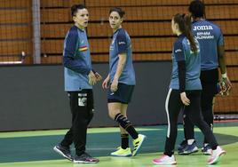 Las Guerreras Darly Zoqbi -portera-, Alicia Fernández -central-, Paula Arcos -lateral derecho- y Kaba Gassama-pivote- abandonan la pista tras terminar el entrenamiento en el Palacio de los Deportes.