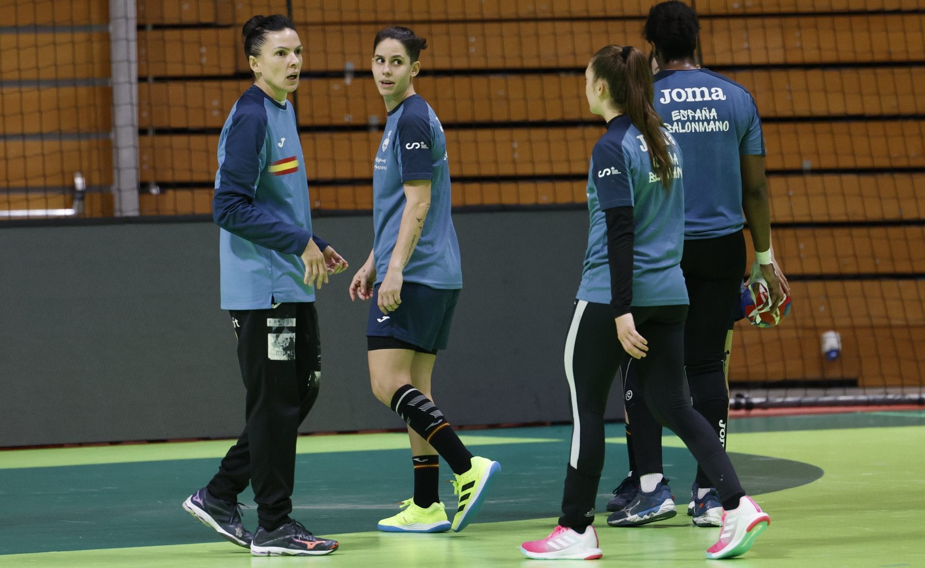 Las Guerreras Darly Zoqbi -portera-, Alicia Fernández -central-, Paula Arcos -lateral derecho- y Kaba Gassama-pivote- abandonan la pista tras terminar el entrenamiento en el Palacio de los Deportes.