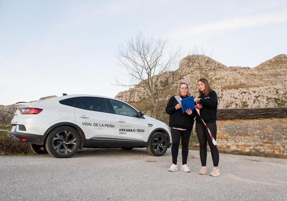 Stela España y Sandra Higuera repasan los tramos que recorrerá el rallysprint.