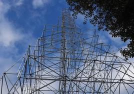 La estructura del árbol de Navidad de Cartes alcanza los 65 metros de altura.