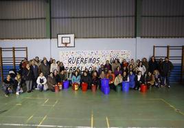 Medio centenar de padres y madres de alumnos del colegio Marqués de Estella, en Peñacastillo, posan junto a la pancarta que reclama un pabellón digno