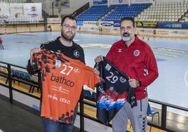 Álex Mozas, entrenador del Bathco Torrelavega, y Rubén Garabaya, técnico del Blendio Sinfín, posan en La Albericia.