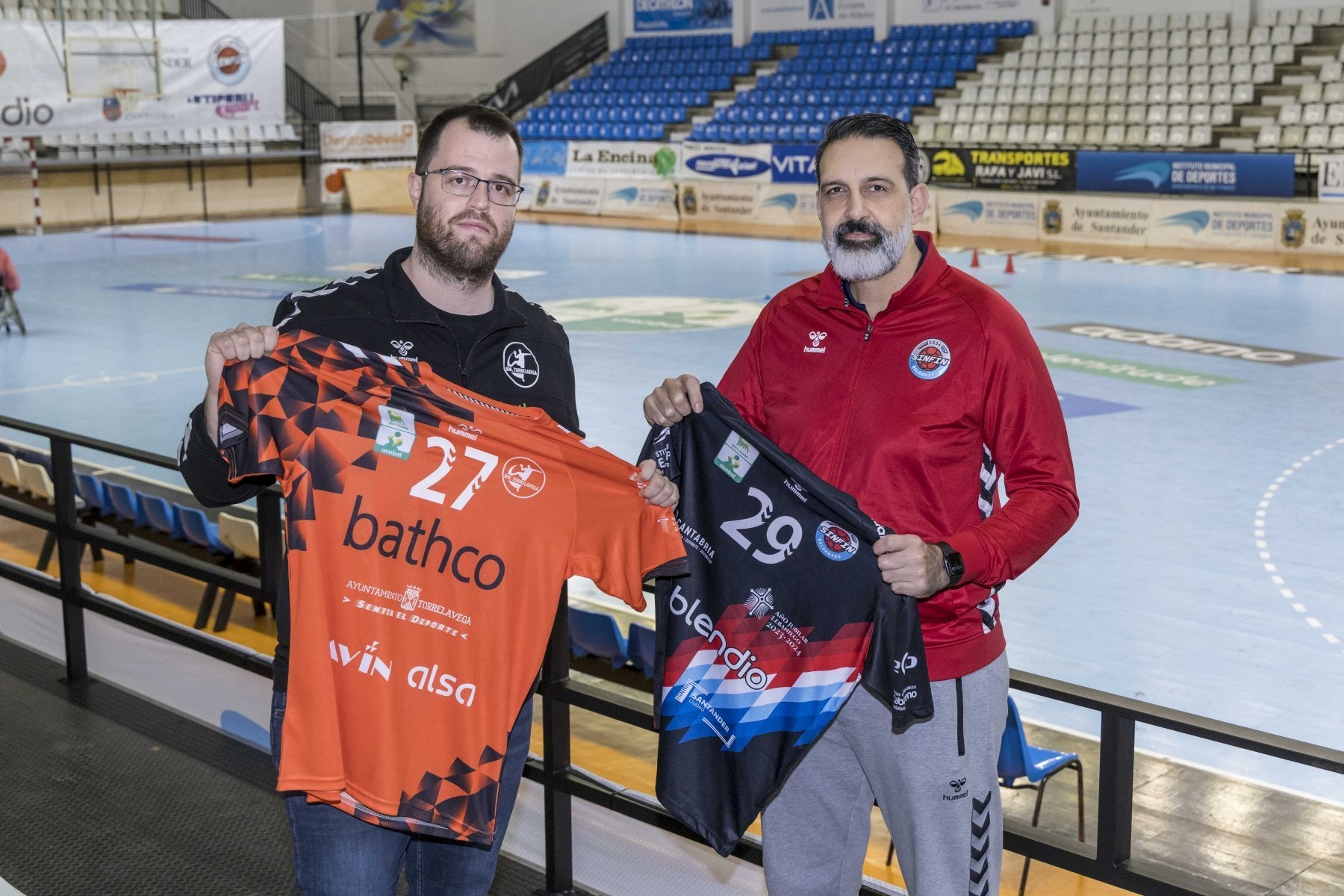 Álex Mozas, entrenador del Bathco Torrelavega, y Rubén Garabaya, técnico del Blendio Sinfín, posan en La Albericia.