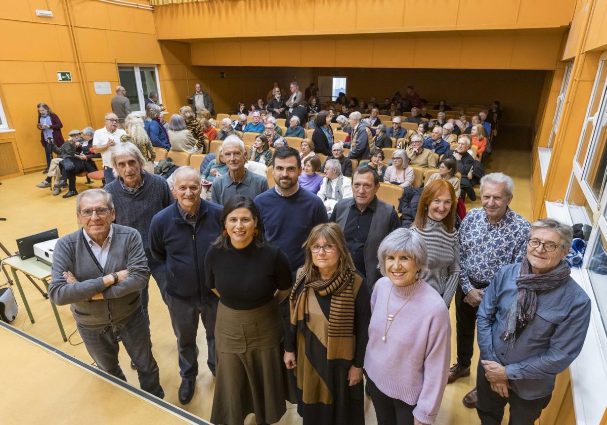 Organizadores y participantes en el acto en memoria de Pedro Vega celebrado ayer en el colegio Cisneros de Santander.