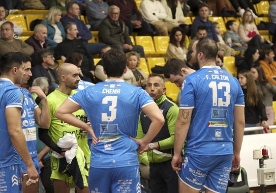 Daniel Gallardo da instrucciones a sus jugadores en el partido ante el Extremadura Grupo Laura Otero.