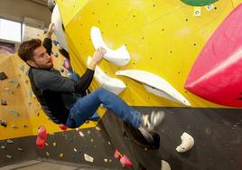 Eduardo Marín escala sobre la pared del rocódromo Quality, en Viérnoles.