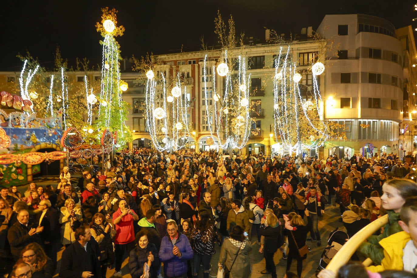 Cientos de personas han llenado la Plaza Mayor, uno de los epicentros del alumbrado navideño.