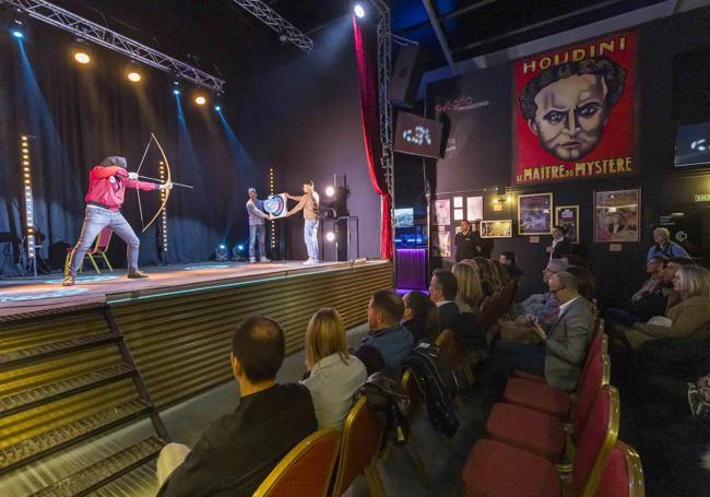 Espectáculo del mago Yunke durante la inauguración del Teatro Alegría, en Camargo.