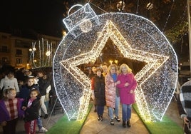 Una gran estrella de luces en la Plaza Mayor, ideal para las fotos, ha sido uno de los reclamos principales de la primera jornada puramente navideña, este viernes, en Torrelavega.