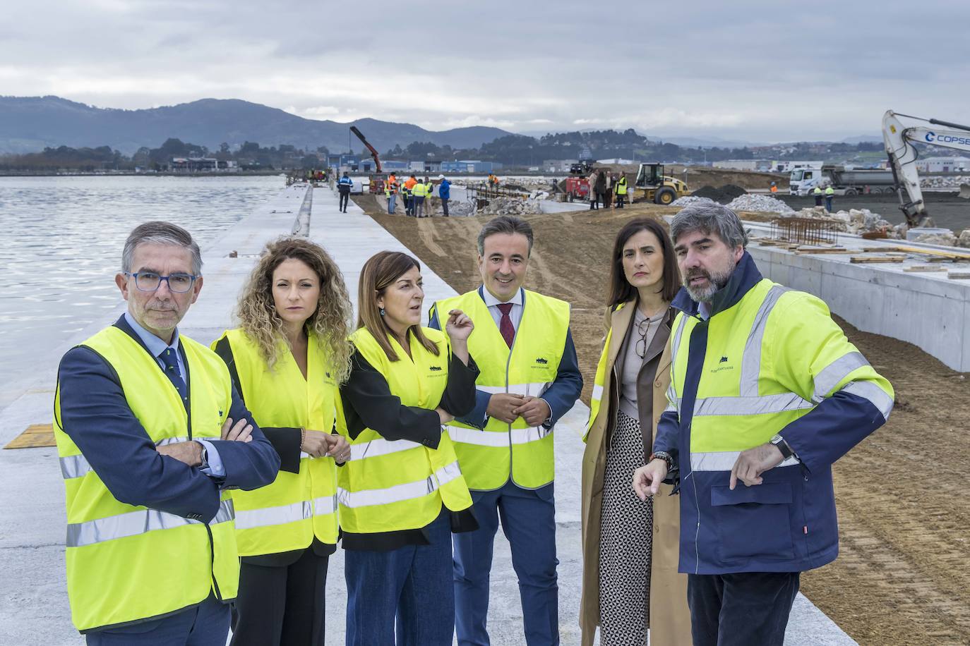 César Díaz, Ainoa Quiñones, María José Sáenz de Buruaga, Diego Movellán y Christian Manrique, de visita en las obras. 