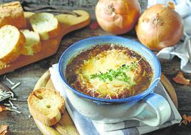 Una contundente sopa de cebolla, con su queso fundido y su pan tostado.