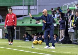 José Alberto haceindicaciones a sus jugadoresdesde el banquillo en l partido de ayer en El Sardinero.