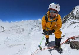 David Goettler, con la cima del Everest al fondo.