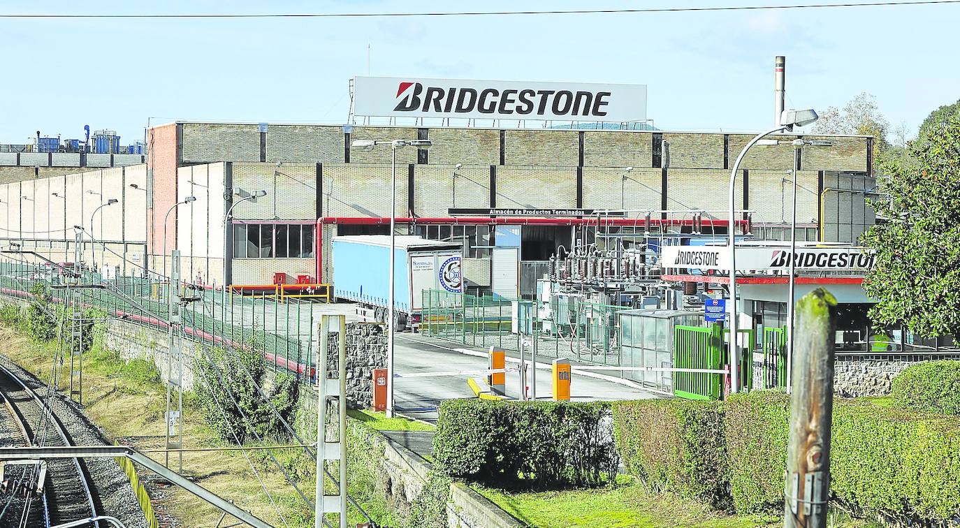 Fábrica de Bridgestone en Puente San Miguel, que se ve amenazada por un ERTE que cerraría la planta casi cuatro meses hasta septiembre.