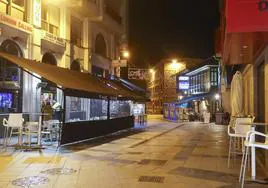 Imagen nocturna de una de las calles de Torrelavega con terrazas.