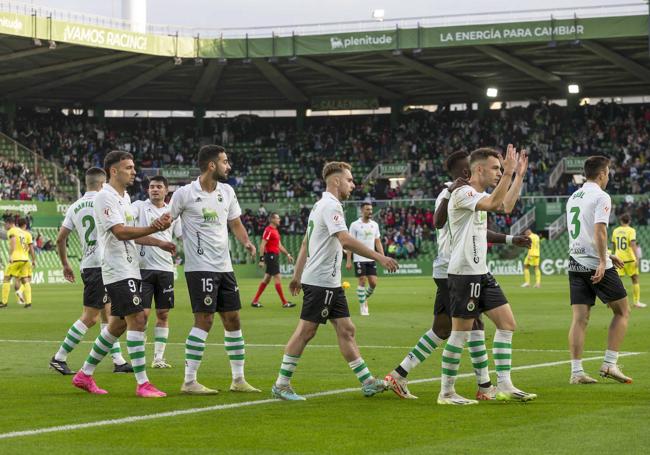 Los jugadores se despiden entre aplausos de las afición.