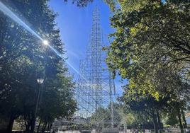 La estructura del árbol de Navidad de Cartes alcanza los 65 metros de altura.