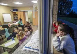 Las antiguas escuelas de La Costana acogen lunes y los miércoles las clases gratuitas.