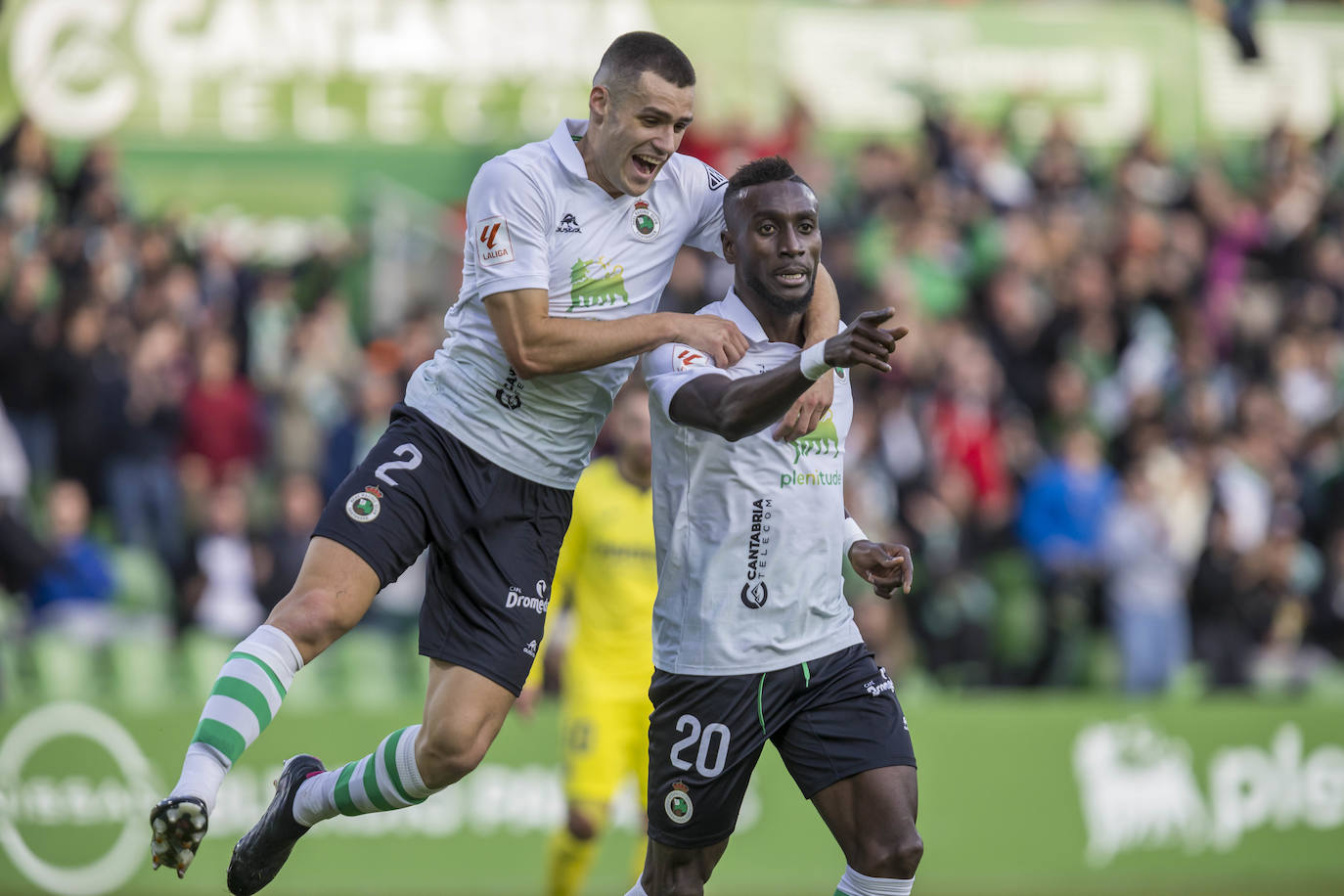 Lago Junior es abrazado por Mantilla tras el gol del costamarfileño. 