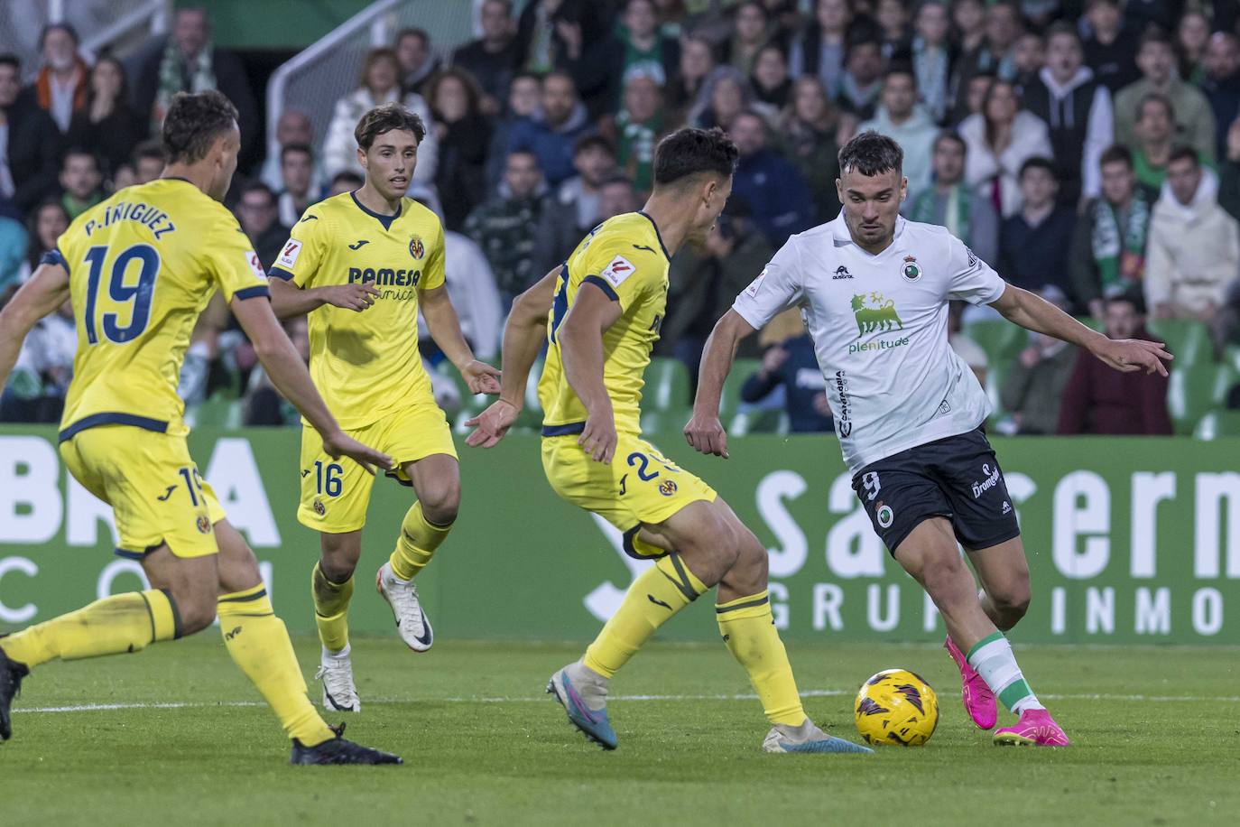 Arana encara a varios futbolistas del Villarreal B. 