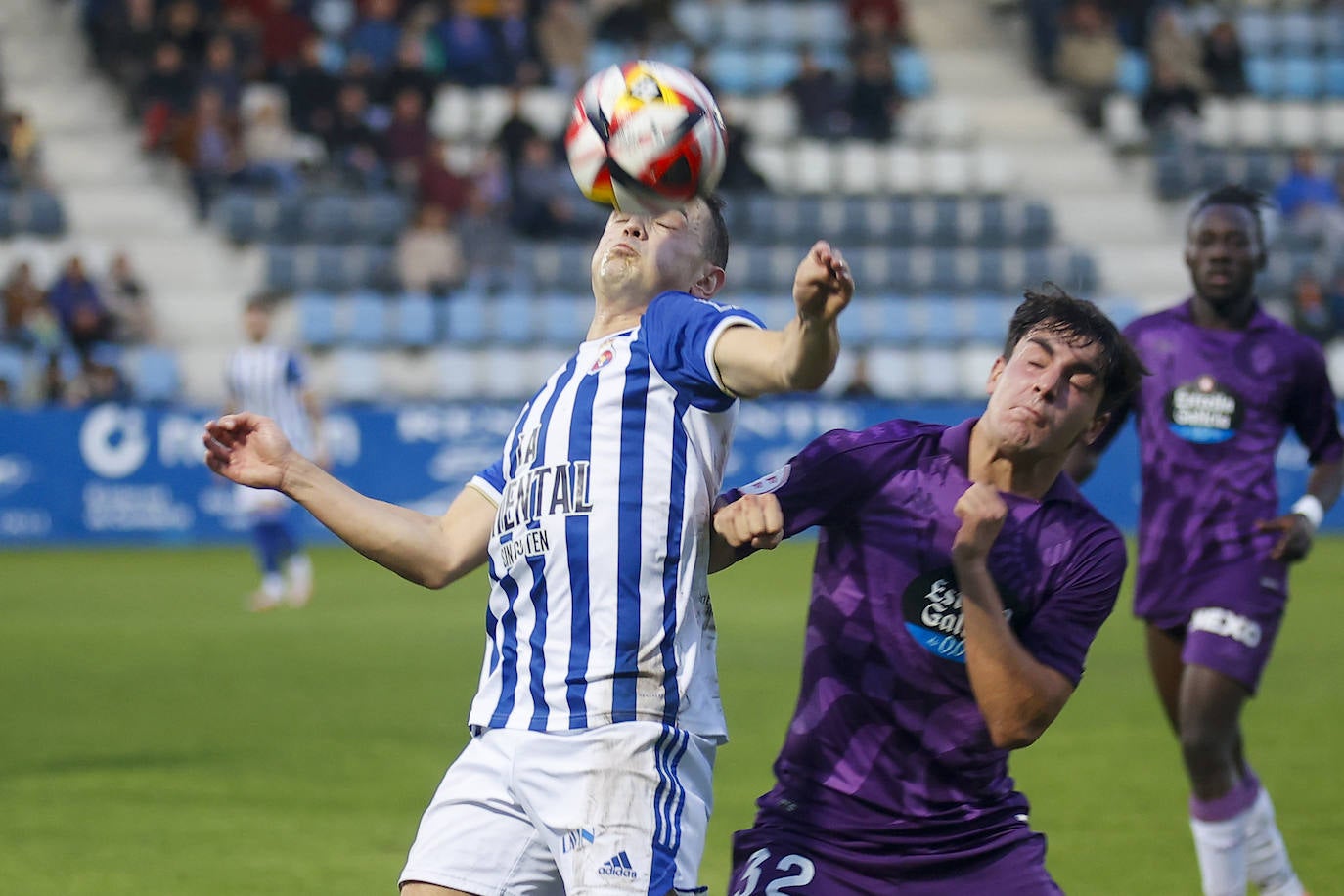 Saúl se lleva la pelota en un lance del partido.